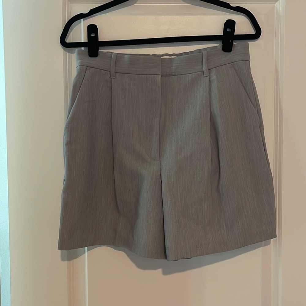 NWT! Abercrombie & Fitch, size Medium. Grey trouser shorts.
